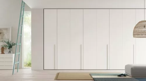 Armario vestidor de estilo minimalista sin puertas
