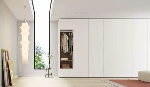 Un vestidor con muchas luces  Diseño de armario para dormitorio, Diseño de  armario, Armario de lujo